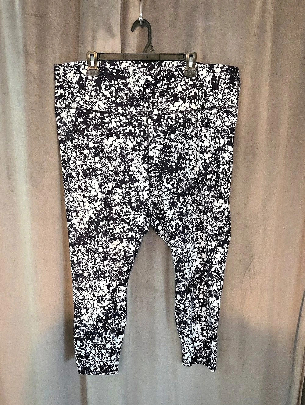 Powerhouse By Fabletics Abstract Print Leggings in Black & White Waist 20.5"